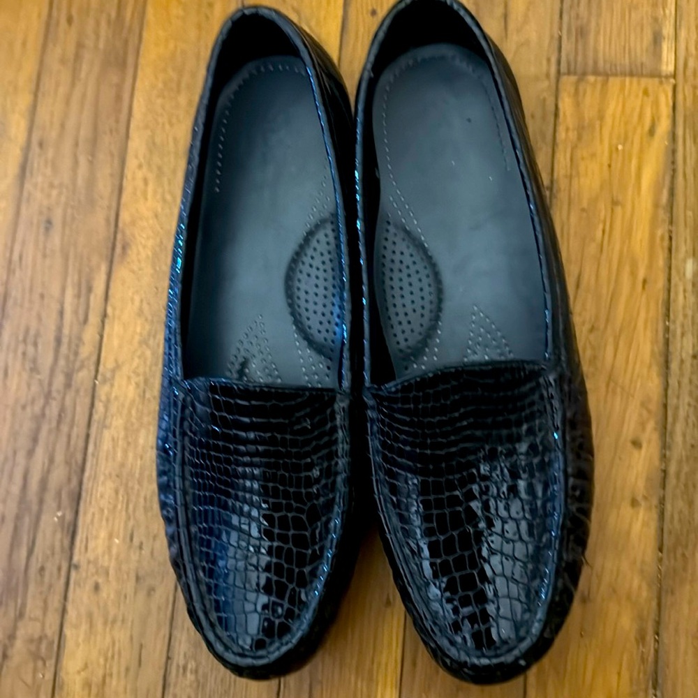 SAS Simplify - Everyday Loafer Color: Black Croc Women's Size 9